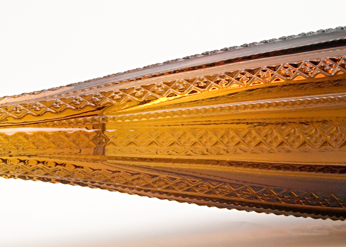 Tiara Glass Root Beer Zipper Vase - Image 4