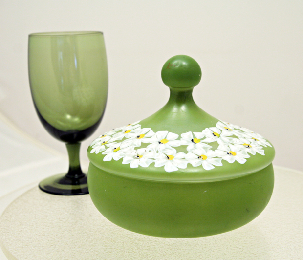 Retro Vintage Glass Vanity Jar with Enamel Daisies - Image 3