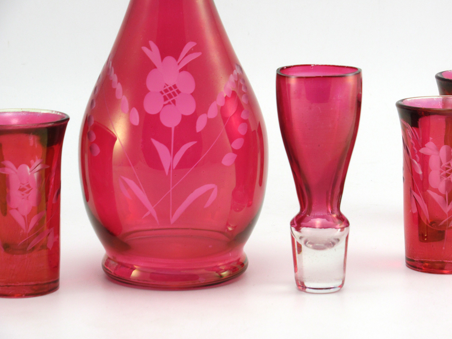 Art Deco Glass Decanter with Jigger Stopper and 5 Shot Glasses - Image 3
