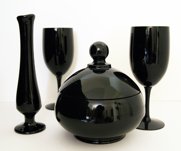Art Deco Covered Bowl in Opaque Black by Westmoreland - Image 3
