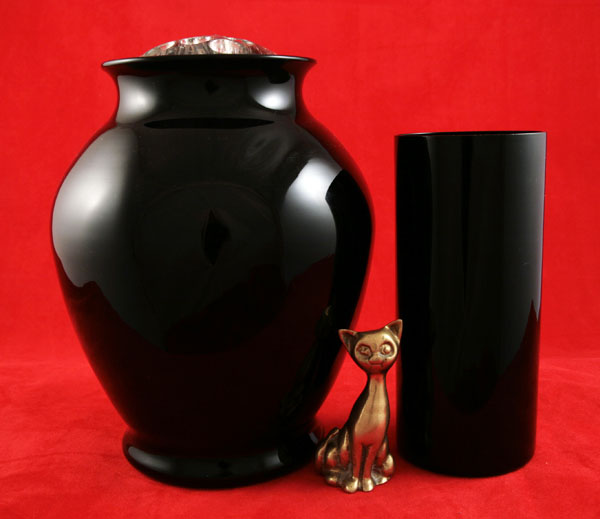 Elegant Cambridge Glass Black Amethyst Vase with Flower Frog - Image 2