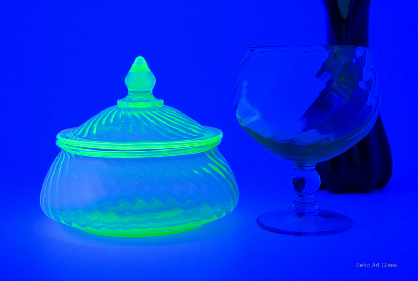Elegant Depression Glass Covered Jar by Imperial - Image 3