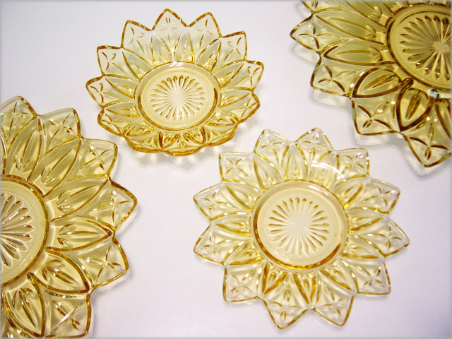 Vintage Glass Dining Set 16 Piece Flower Petal - Image 3