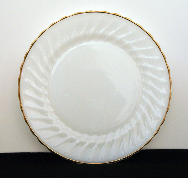 Gold Trimmed Vintage Shell Dinner Plates - Image 2