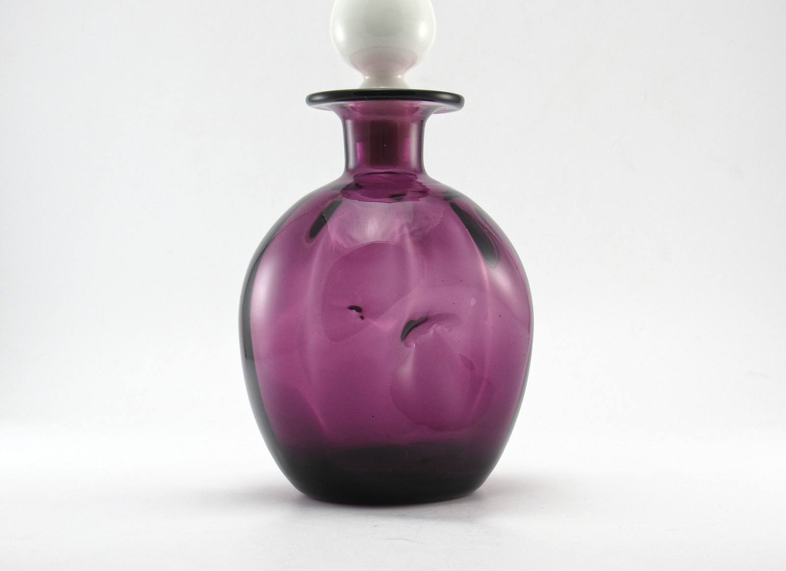 Mid-Century Decor Decanter in Amethyst with White Flame Stopper - Image 5