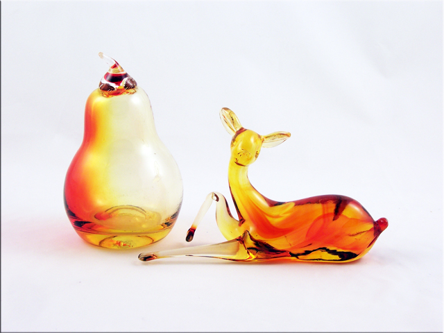 Retro Modern Deer Figurine by Pilgrim Art Glass - Image 2