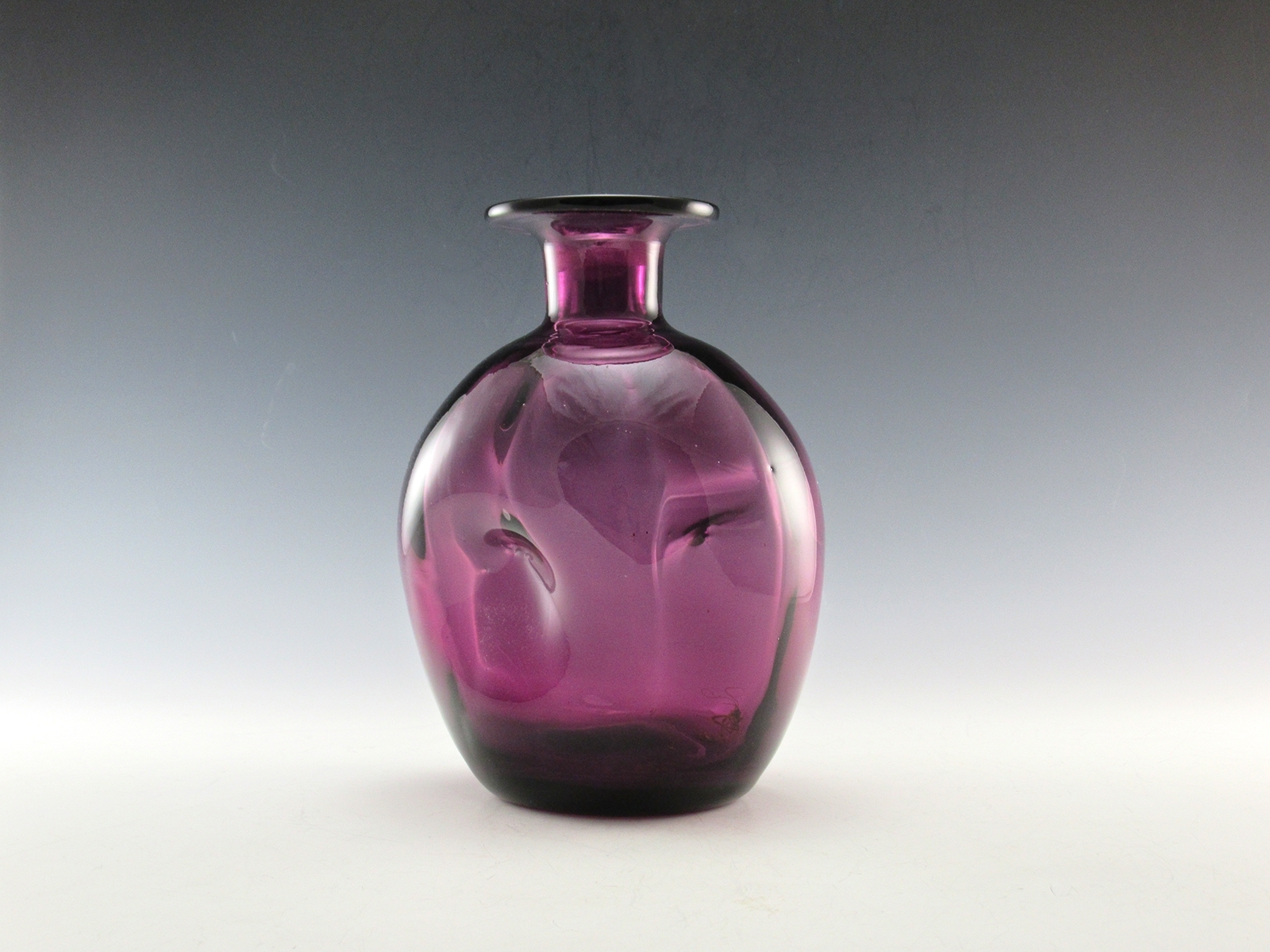 Mid-Century Decor Decanter in Amethyst with White Flame Stopper - Image 4
