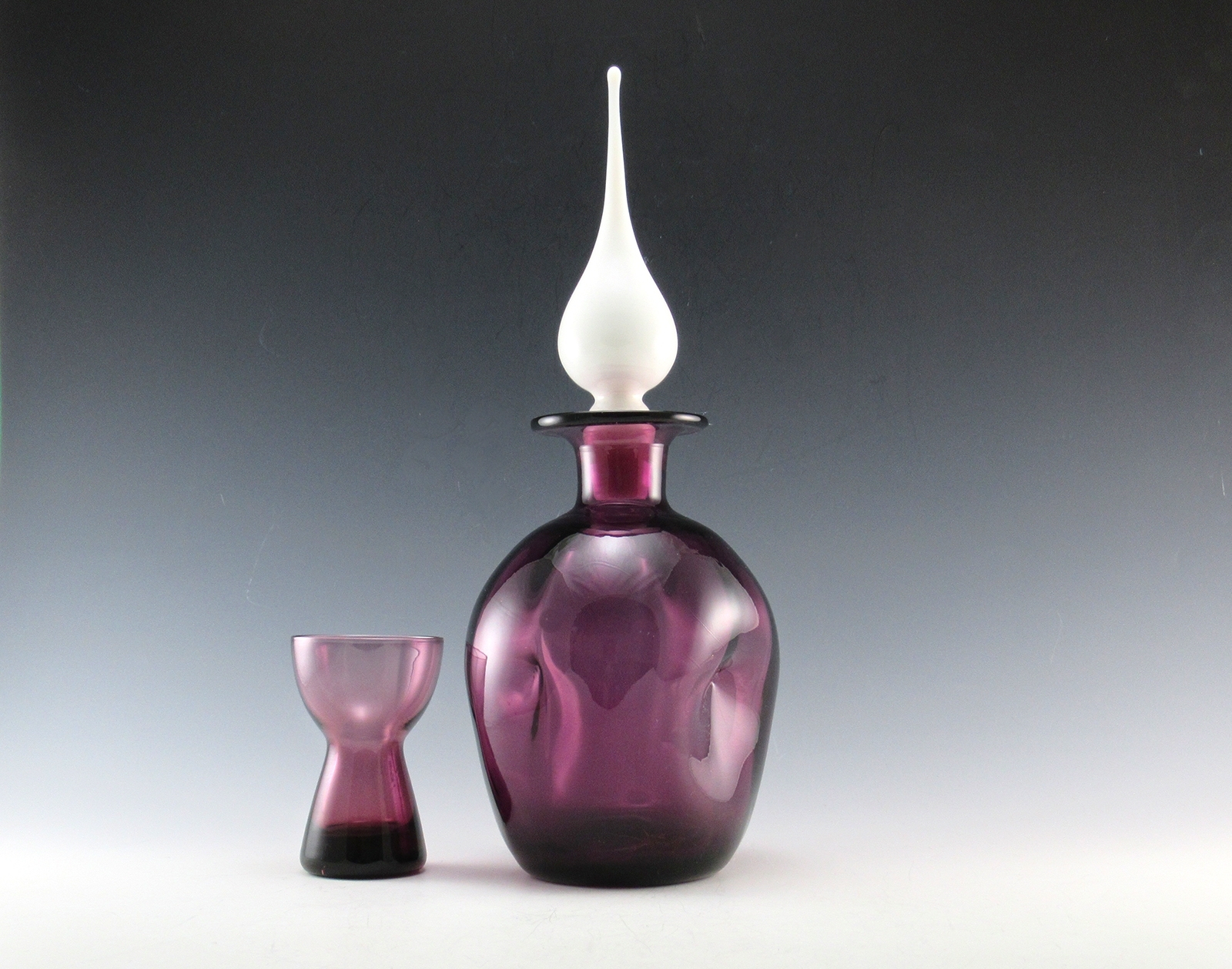 Mid-Century Decor Decanter in Amethyst with White Flame Stopper - Image 3