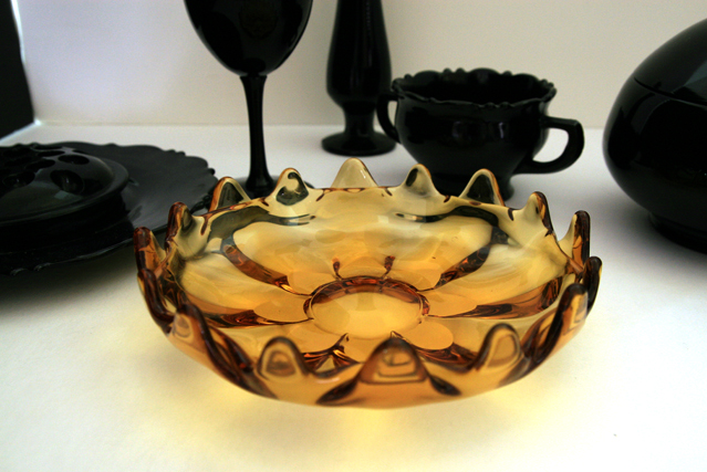 Elegant Glowing Amber Art Glass Bowl - Image 3