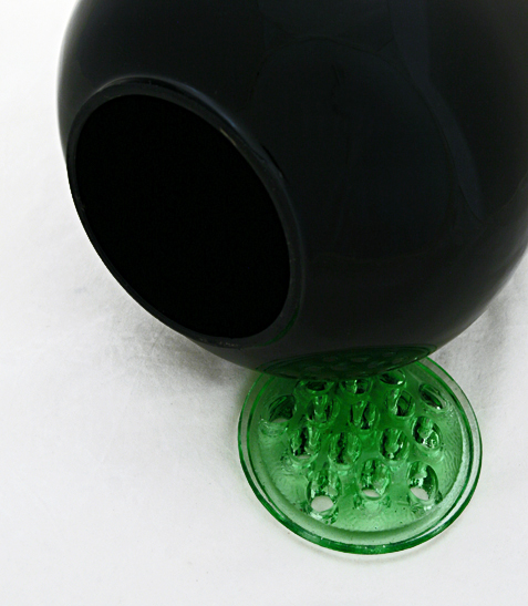 This vaseline glass frog was made by L.E. Smith in the 1930's/40's.