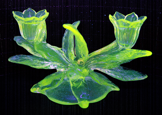 The manganese emmits a green/yellow glow under blacklight.