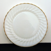 The gold trimmed vintage shell dinner plates are 10" wide.