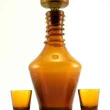 Masculine decanter in golden amber brown with a pair of matching shot glasses.