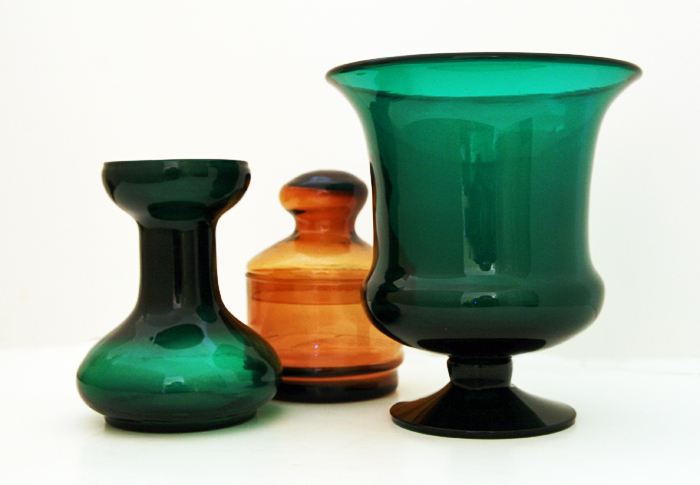There are unintentional small air bubbles within the glass, common on Blenko glass. Color is uniform and free of irregularities.