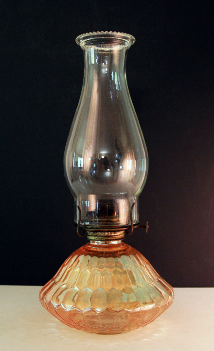 Depression Glass oil / kerosene lamp in excellent condition.