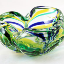 Mid-20th century modernist hand-made Italian Murano art glass bowl with Macchia décor.