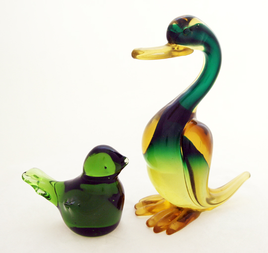 From a Pilgrim line of figural birds called "Venetian Style". Everything Italian/Murano/Venetian was very popular in the mid 20th century and American makers produced the Venetian style to compete and meet the demand.