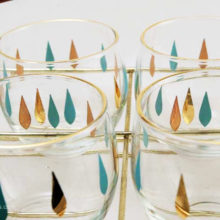 Each glass is rimmed with gold and every other teardrop is in gold.
