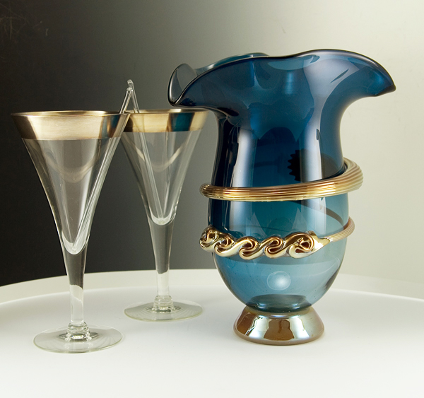 Large stunning vase in dark blue.