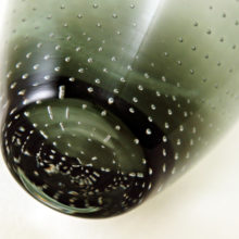 The trapped air bubbles are tight and concentric near the base, forming a half beehive.