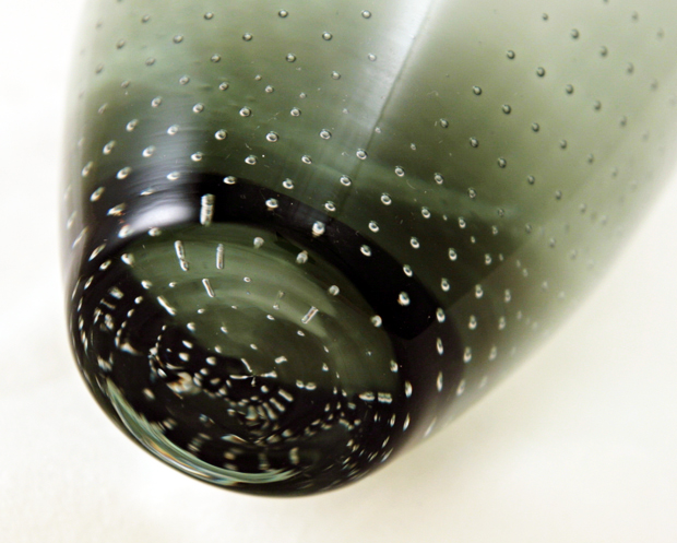 The trapped air bubbles are tight and concentric near the base, forming a half beehive.