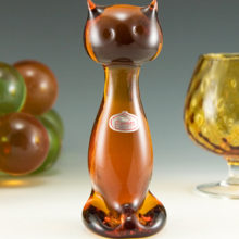 Vintage art glass cat figurine with original sticker by Rainbow Art Glass, a short lived subsidiary of Viking Art Glass. Rainbow Art Glass original catalog no. 801, circa 1970's.