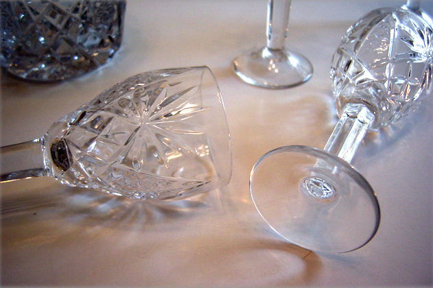 The wine stems and base are applied on the wine glasses, and the he stopper of the decanter is solid glass of this The Depression crystal decanter and wine glass set.