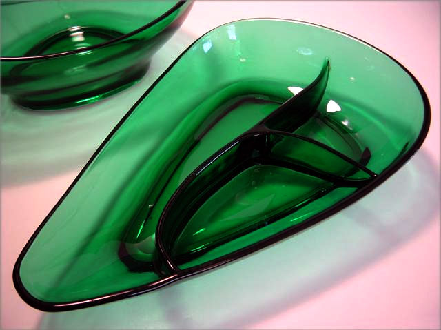 The divided server (Duncan part 154/28) measures 13.75" long, 9" at widest and 2" tall. It weighs 4.3 lbs.