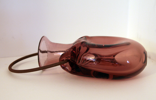 The metal handle of this Forato hand blown flask is removable.