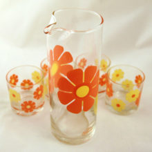 The pieces of this flower power beverage set are blown from a mold. The retro design of the handle-less pitcher was the height of modernism in those days.