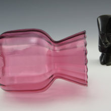 Lovely vintage bulb vase by Pilgrim Art Glass, U.S.A.. Made by hand sometime during the Mid-20th Century.