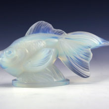 In 1925, Sabino Art Glass proprietor Marius-Ernest Sabino of France created an opalescent glass with a blue hue and iridescence.
