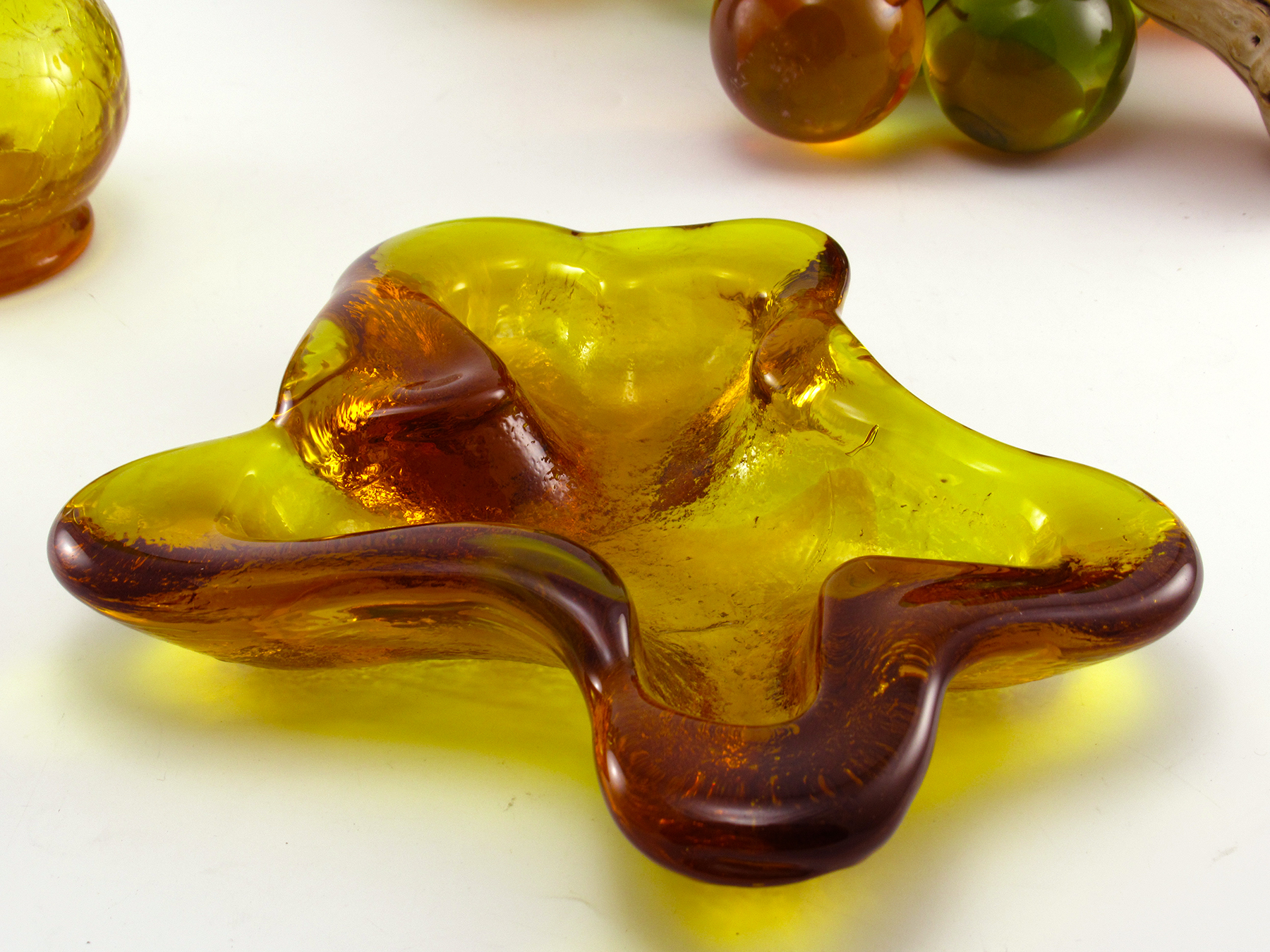 Retro modern Blenko Amoeba dish free-form. Original part no 966, documented from the 1960's.