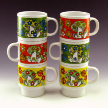 Retro vintage mushroom decor set of six mugs all in like-new condition. Estimated circa mid 1950s to late 1960s. Unmarked.