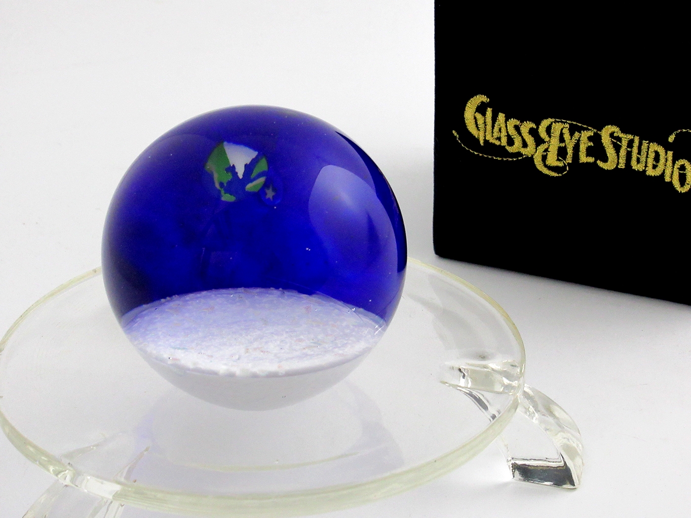 In excellent condition with original velvet box. Measures 3½" wide, 10.25" diameter, weighs 1.2 lbs. Etched signature on the base reads 'Earth Rising'.