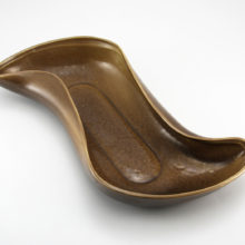 Mid-century modern Red Wing Pottery console bowl in Cinnamon. Designed by one of their very popular modernist artist Charles Murphy. Marked Red Wing, USA, M-1447 on the seat.