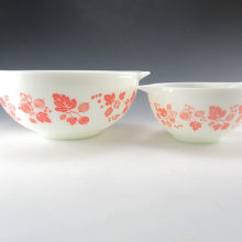Vintage Kitchenware Gooseberry pink on white mixing bowls from mid-century Pyrex Cinderella series 440. Bowl 443 2.5 quart on the left and bowl 441 1.5 pint is on the right.
