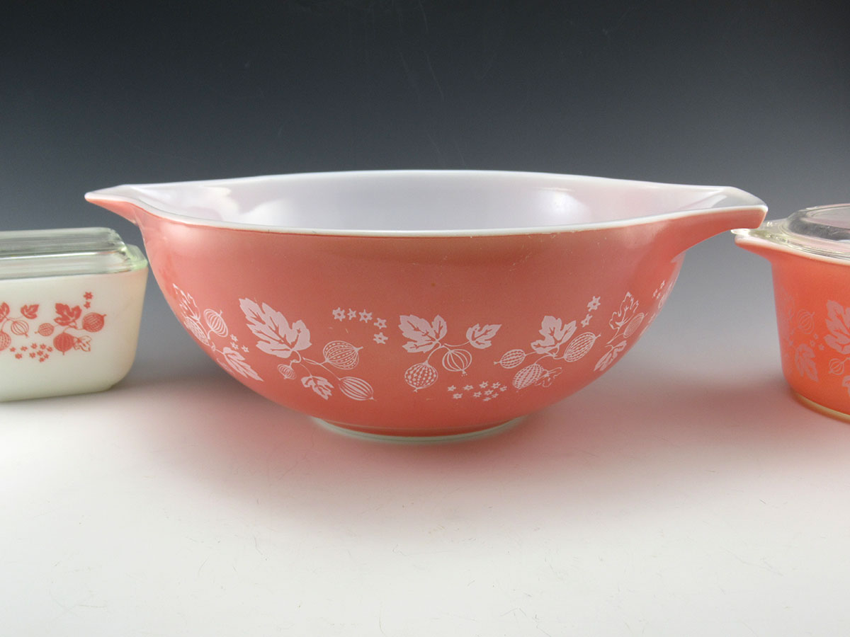 Large Pyrex Gooseberry pink and white mixing bowl. From mid-century Pyrex mixing bowl series 440. This bowl is part no. 444.