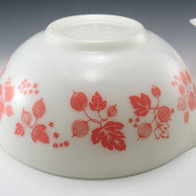 Vintage kitchen pink gooseberry mixing bowl in very good condition. Produced in 1957 to early 1960's. The Gooseberry series came in white on pink, pink on white, white and black.