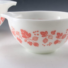 This Pyrex Cinderella Gooseberry mixing bowl is as bright as the day it was made and has minimal surface scratching. Must look close to find.