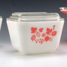 Pink Gooseberry refrigerator dish with original cover.In perfect condition. From the 1950's Pyrex 500 series. This is the small 1½ cup size, part number 501.