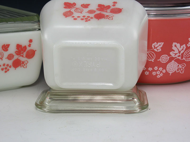 Vintage Pyrex Gooseberry covered refrigerator dish.