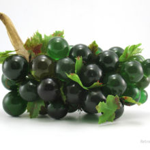 Mid-century home decor giant grape log. Most have not survived the past 50+ years in good condition. This big beauty is in nearly perfect condition...and the grapes are dark green! First time we've found a retro grape log in green.