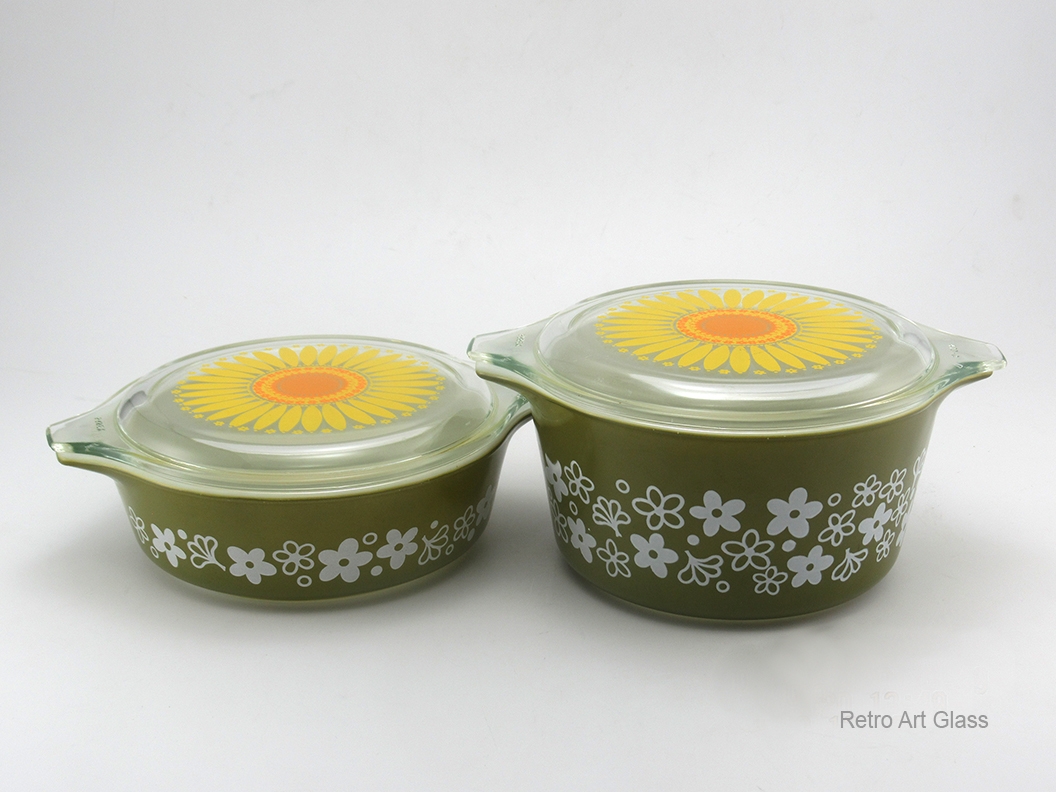 Vintage Pyrex casserole dishes in Crazy Daisy with lids.